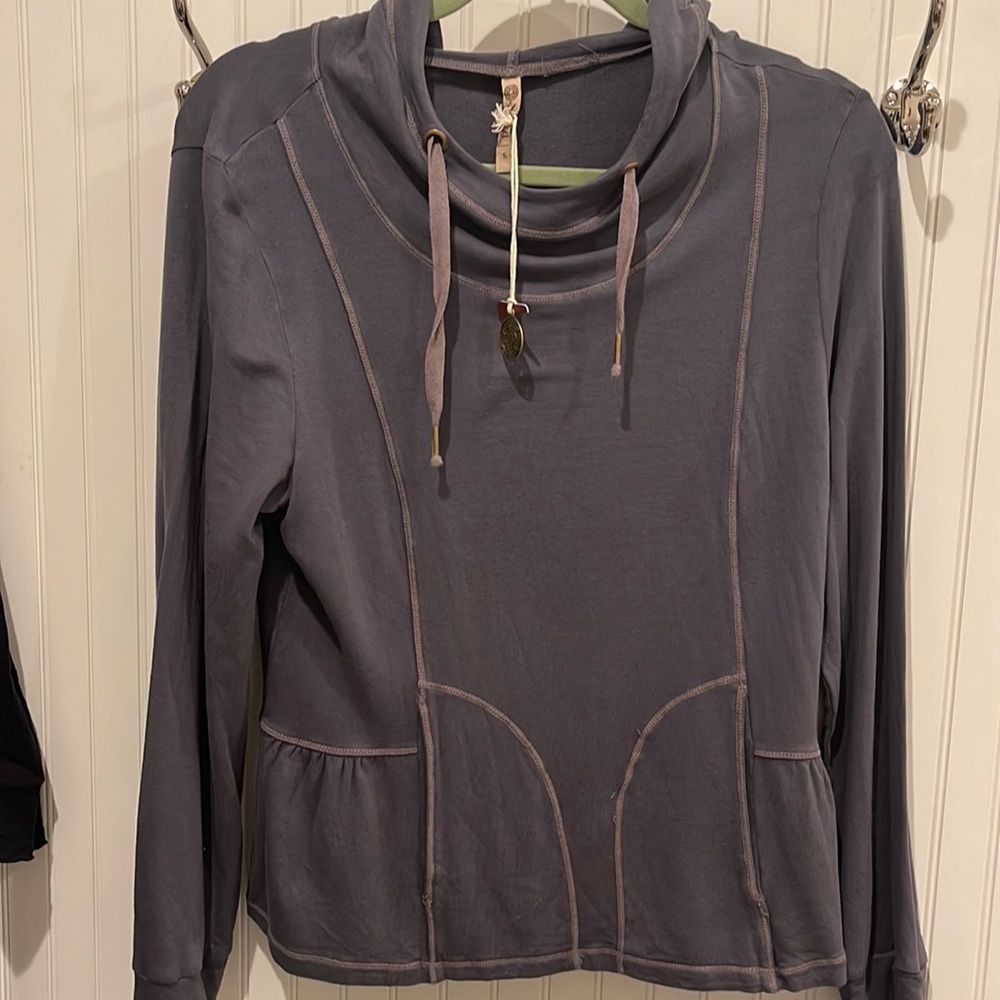 NWOT XCVI DARLING TOP!